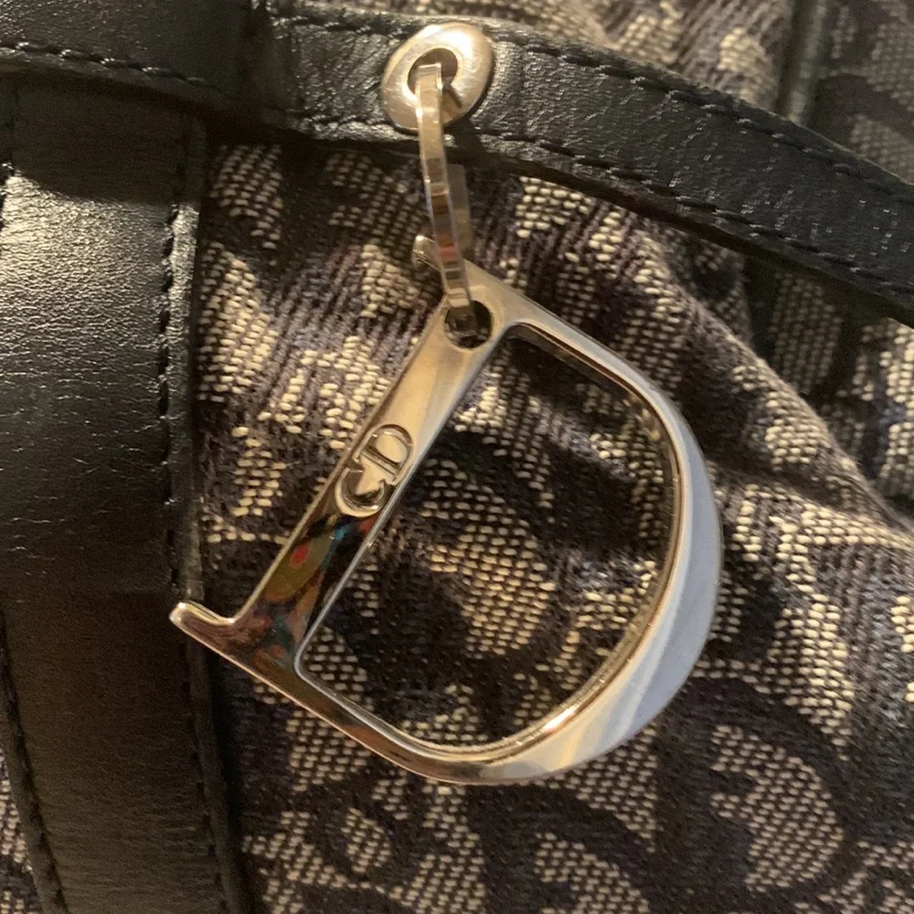 ***Sold****Christian Dior shoulder blue bag, some discoloration on top of zipper - Picture 3 of 12